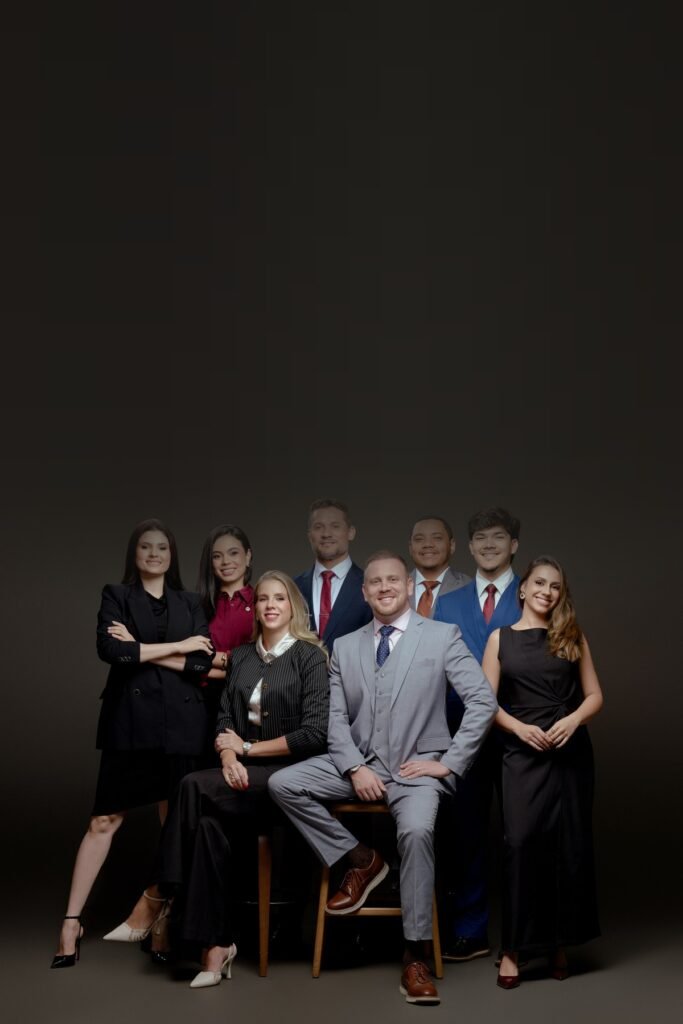 Equipe da Coraiola Advocacia em foto de estúdio, com oito integrantes
